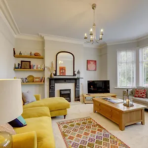 Stylish 2 Bedroom Maisonette With Parking Apartment