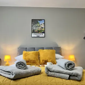 Luxurious Penthouse With Free Parking Apartment